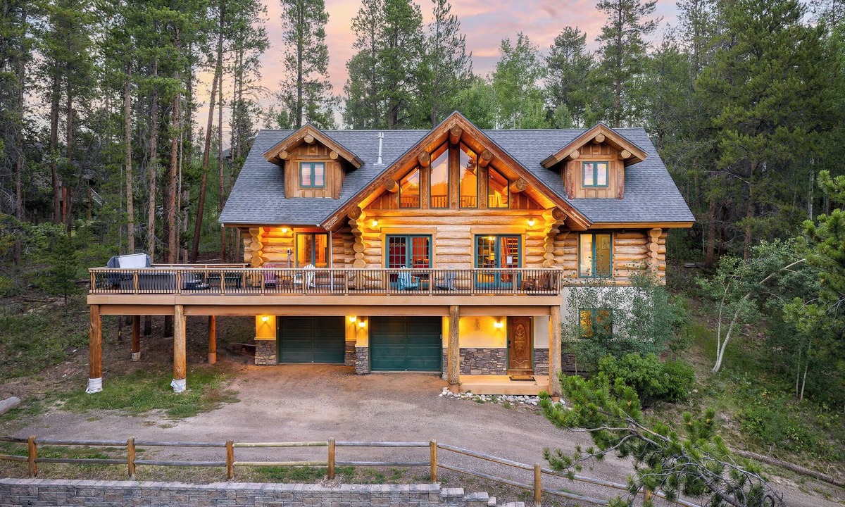 Fraser House | Mountain View Log Home I Hot Tub I Arcades I Great Views I Sauna I Discounted Attractions