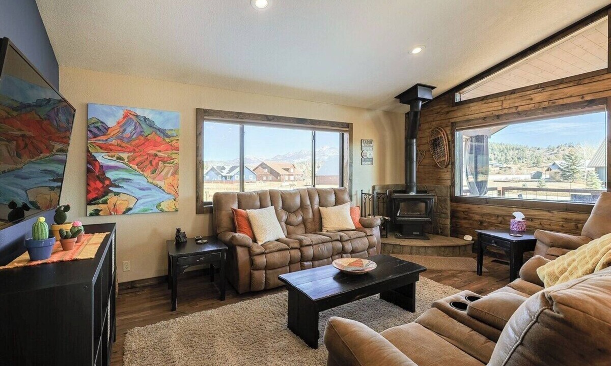 Lake Hatcher Park Cabin | Mountain Views! Cozy, Modern Home in Great Location