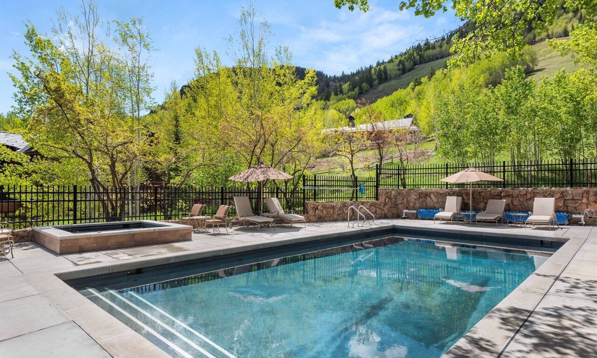 Aspen Condo | Mountainside Aspen Retreat! Balcony Views, Gas FP, W/D, Pool/Hot Tub & Garage Parking