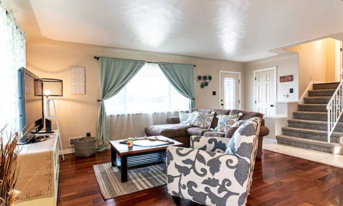 Denver House | Near Olde Town Arvada - Golden - Red Rocks - Pet Friendly