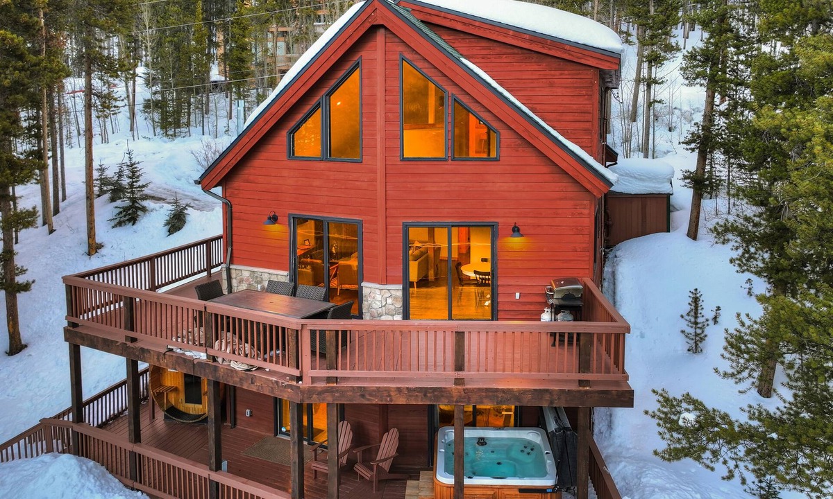 Blue River House | New! Chateau Coronet with Mountain Views & Sauna, minutes to Downtown Breck