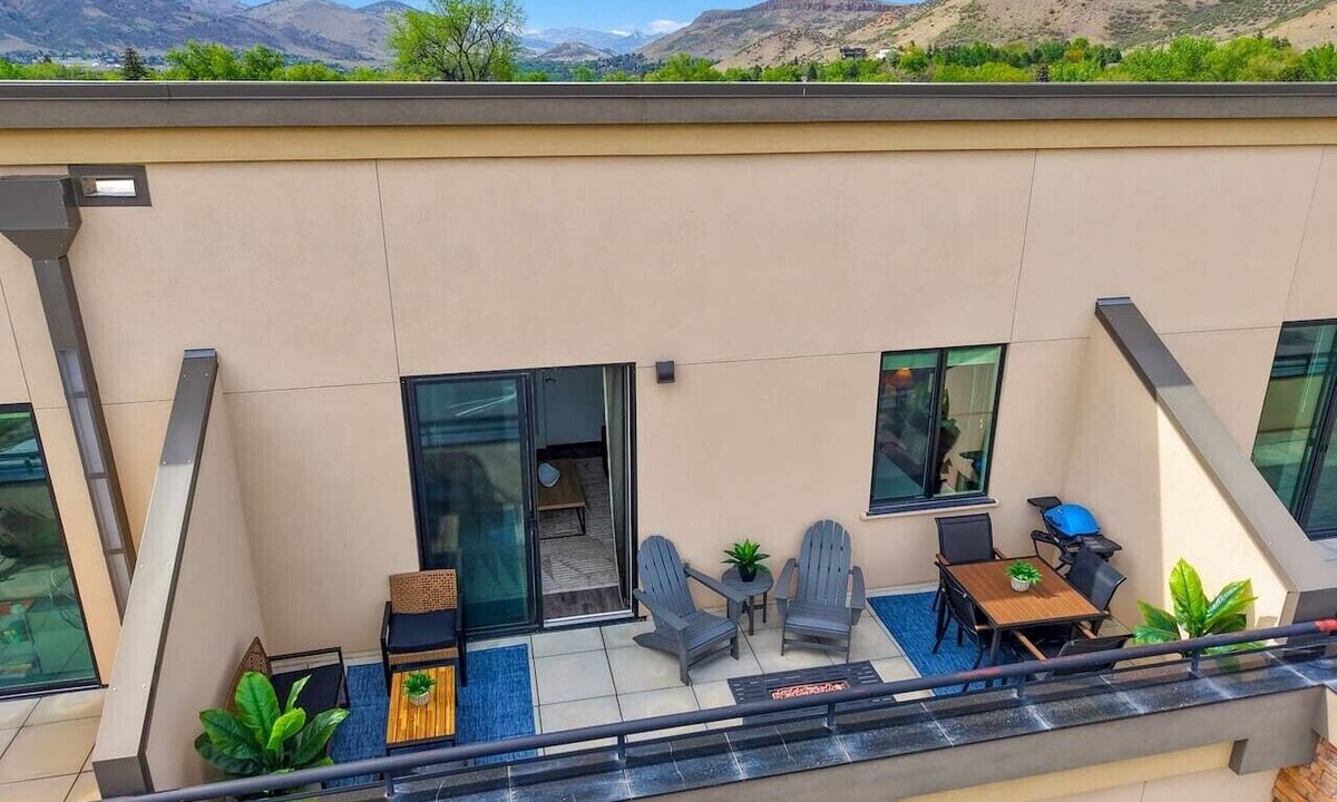 Golden Condo | NEW Golden Luxe Condo-Patio w/Firepit + Mtn Views