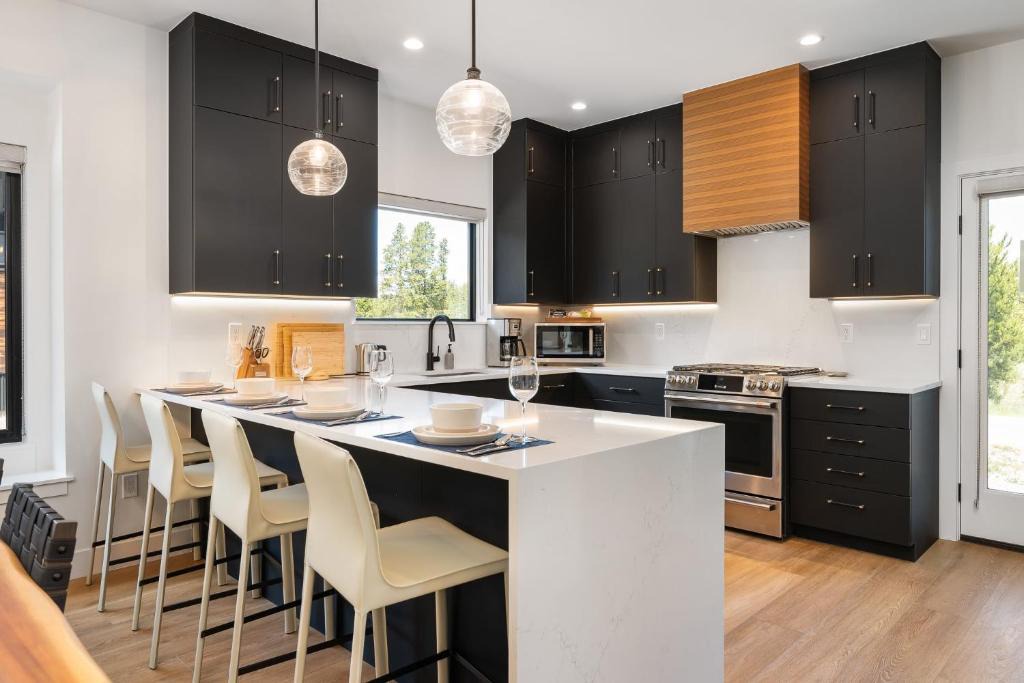Fraser House | New Mountain Villa 1064 I Great Views I Private Hot Tub I Bunk Room I Discounted Attractions