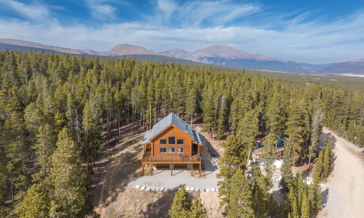 Valley of the Sun Cabin | New Rental! 3 Bed/3Bath Cabin in the Woods, Hot Tub, Pet Friendly Basketball/Tennis - Soaring Pines
