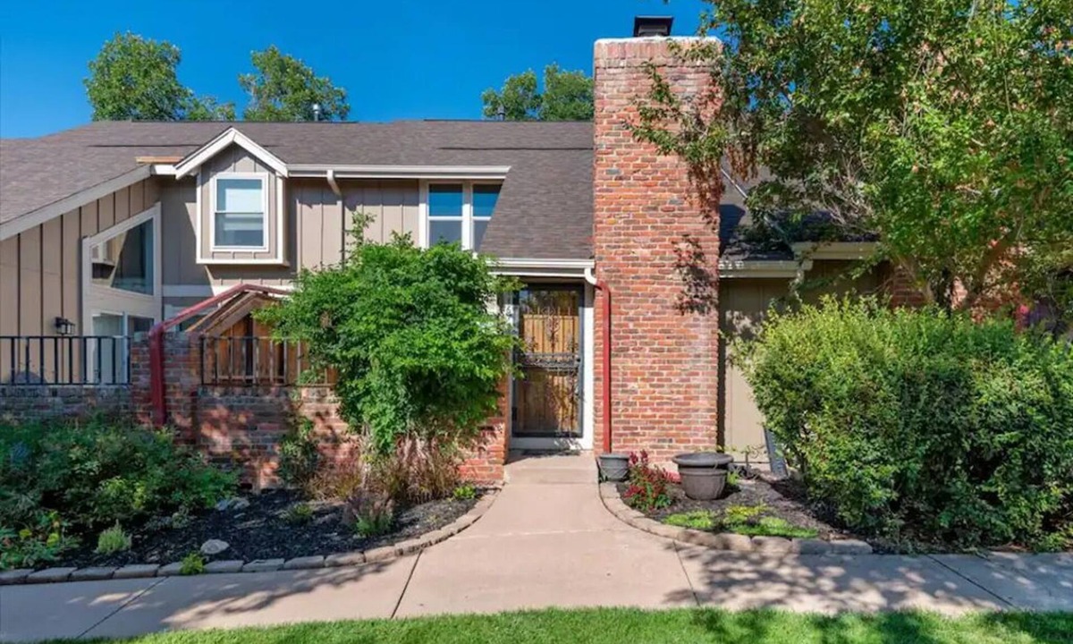 Ken Caryl House | Newly Renovated Two-Story Townhouse w/Two Car Garage Close to the Mountains