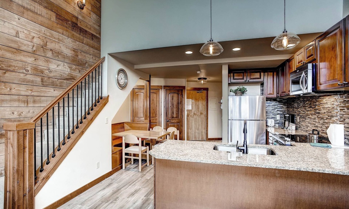 Lakeside Village Condo | Nicest 1Br Condo in Lakeside Village! Kids Ski Free