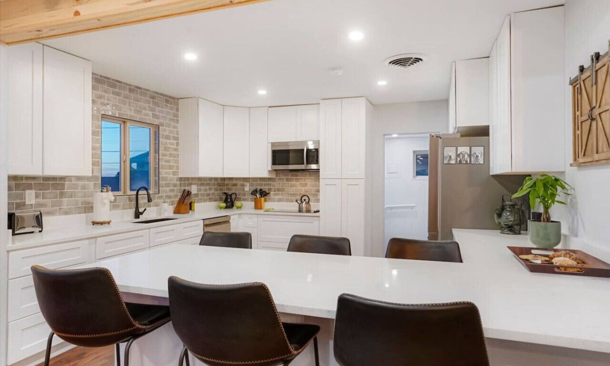 Berkley House | One of a Kind Home -HOT TUB, Pool Table & Fire Pit - 4 Mi to DT