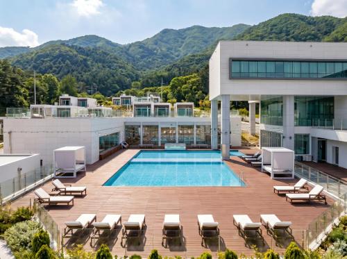 Sang Hotel | Over The Mountain