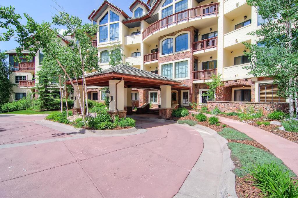Beaver Creek Apartment | Oxford Court by East West Hospitality