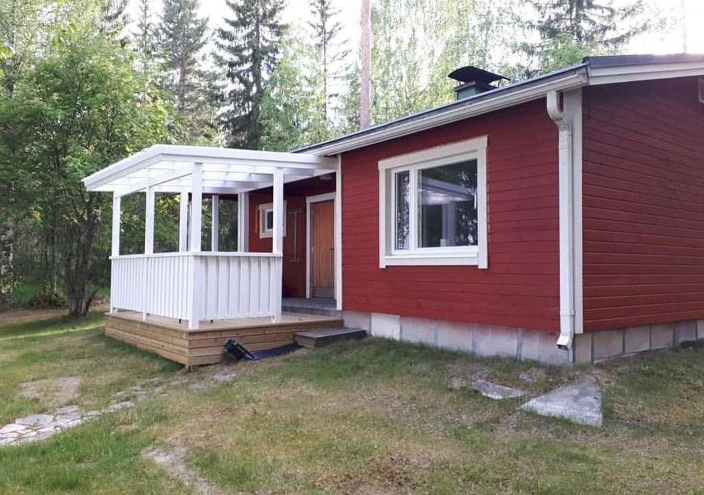 Lapinlahti Ski Chalet | Pääsky Schwalbe-cabin by crater lake