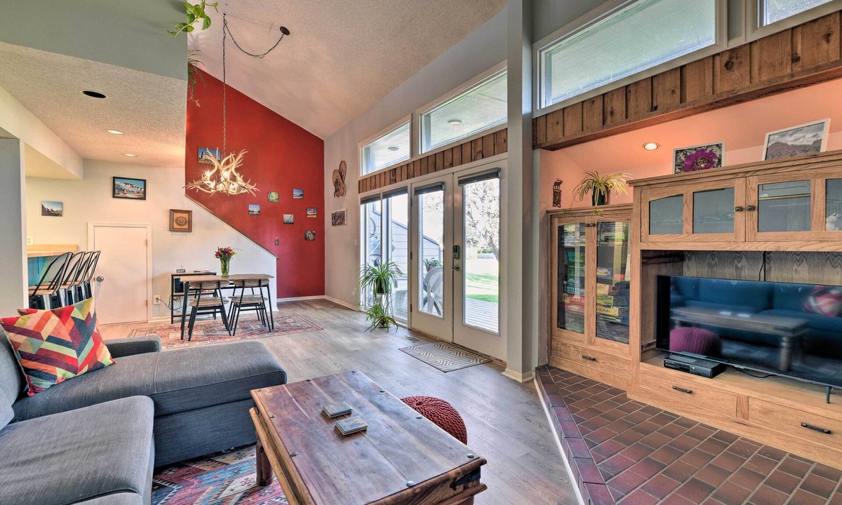 Pagosa Springs Apartment | Pagosa Springs 2-Story Loft Condo w/Deck & Views!