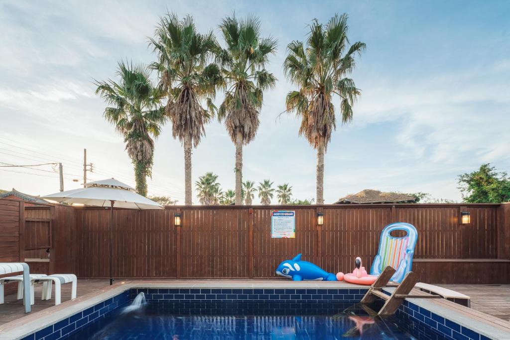 Aewol House | Palm Spa Pool Villa
