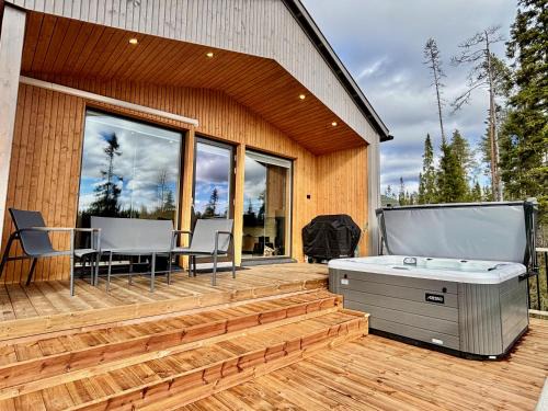Rukatunturi Apartment | Peaceful Cabin with Hot Tub and Nature Views, Villa Lakeside Ruka