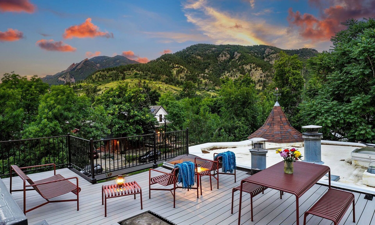 Downtown House | Pearl St Perfection – Rooftop Deck, Mountain Views, Trails & Downtown