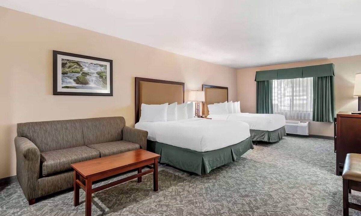 Eagle Hotel | Pet-Friendly 2 Units Near Gypsum Creek Golf Course & Hot Air Balloon Adventure