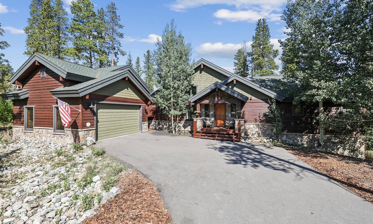 Fairways House | Pet Friendly- Pine Needle Lodge, a 4BR, 4.5BA retreat with hot tub, views, and sleeps 10!
