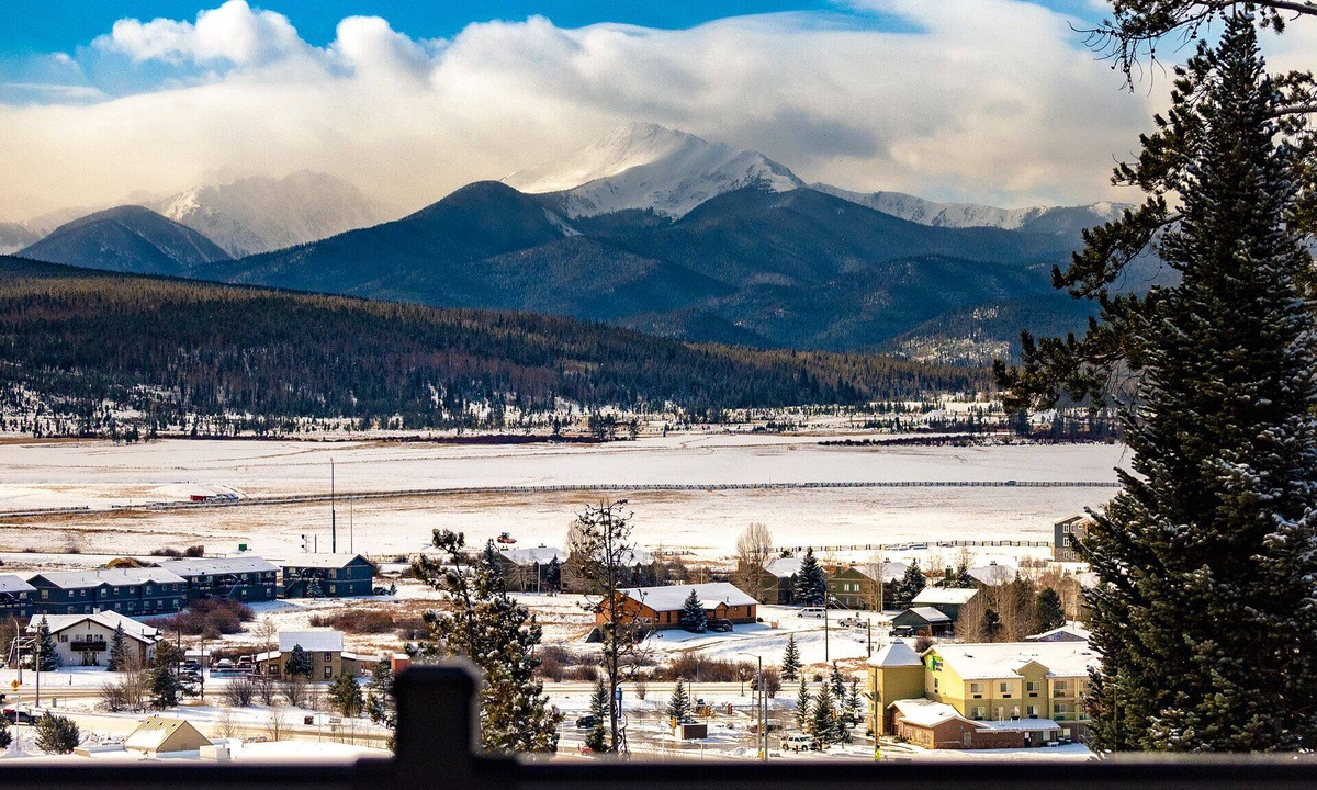 Fraser House | Pet Friendly, Sweeping Mountain Views, On Free Bus Route