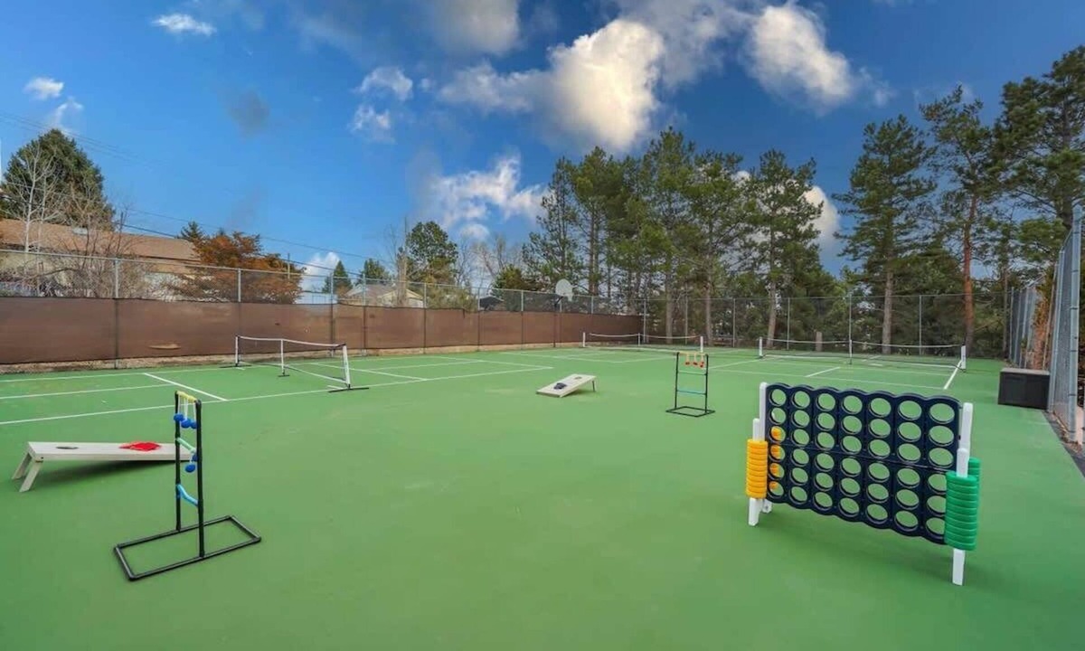 Park Vista House | Pickleball Palace! 3 Courts | Game Room | Hot Tub