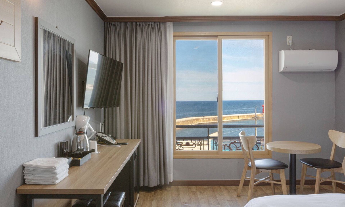 Sokcho Hotel | Port View