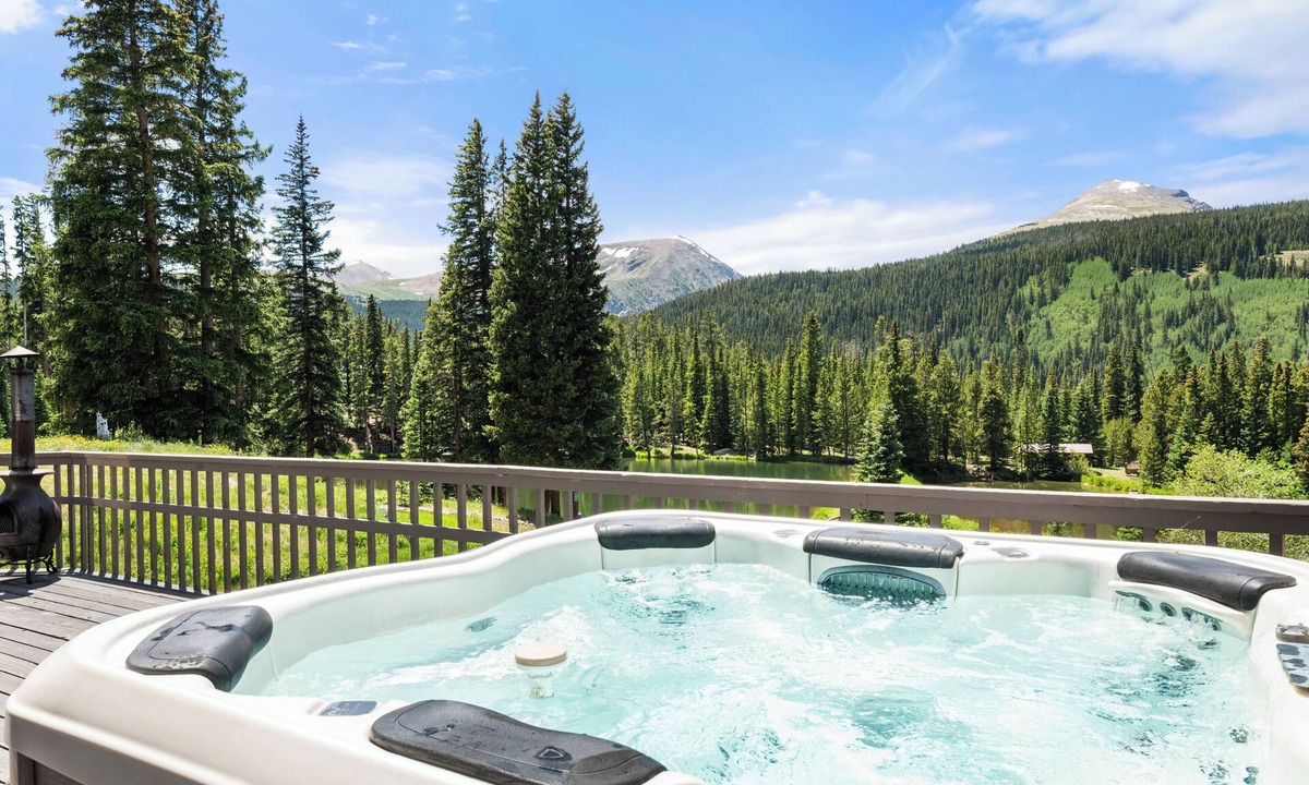 Valley of the Blue House | Private hot tub and MTN views 10 min to town