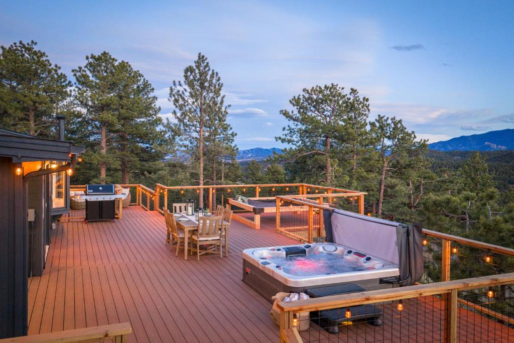Bailey House | Private Sauna Retreat, Cold Plunge, Hot Tub, Views