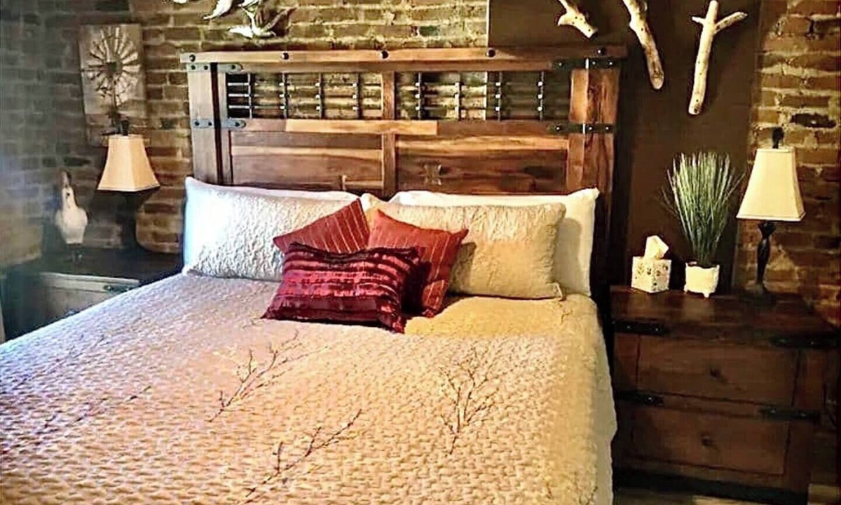 Westcliffe Hotel | Ravens Little Brick Lodge on Main, King, Living Rm, Kitchen, Grill, Dog ok