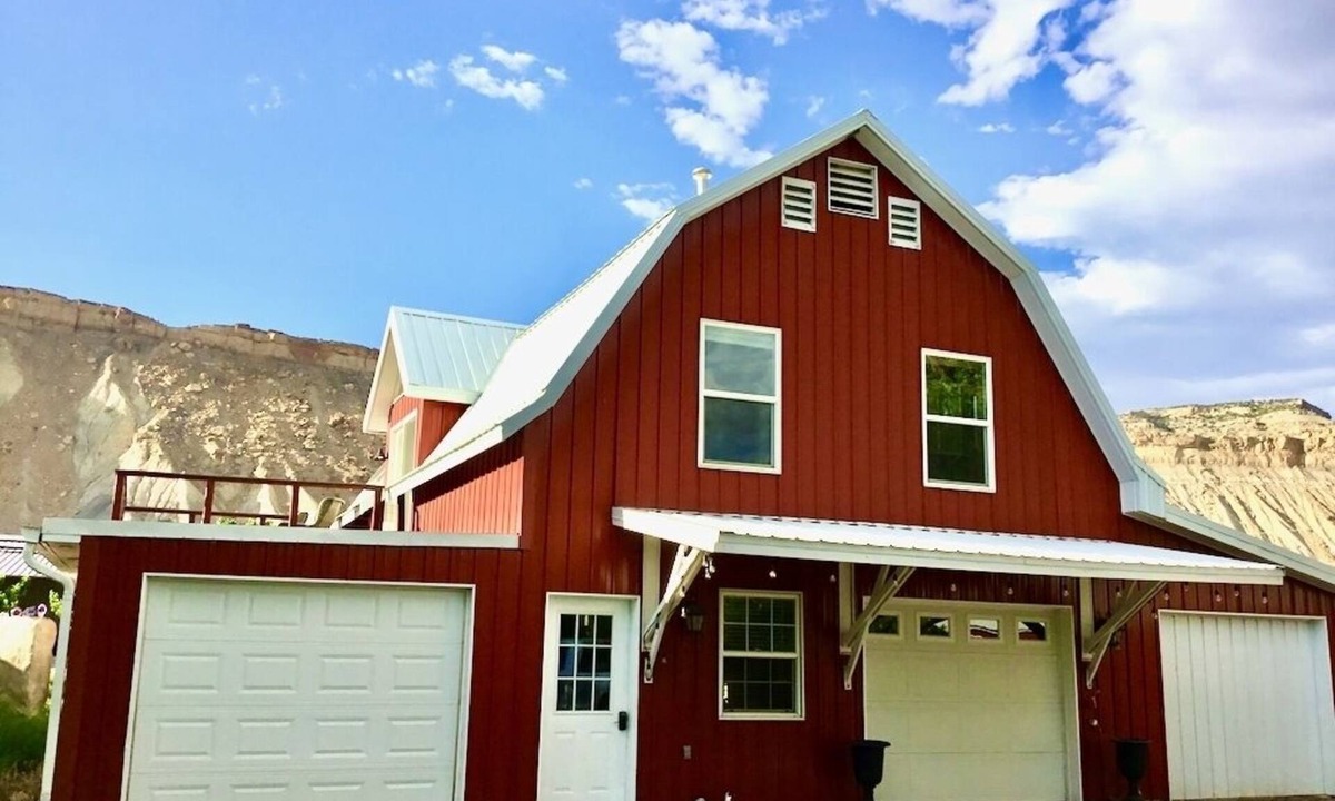 Palisade Apartment | Red Barn Guesthouse with Birdseye View of the Bookcliffs