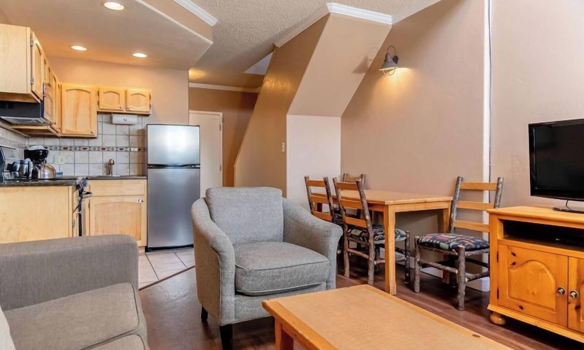 Steamboat Springs Hotel | Relax in the Hot Tub & Sauna at this Scenic Studio w/Shuttle Service! Parking