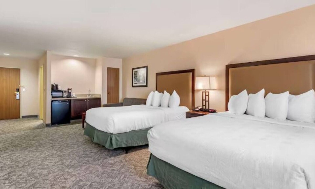 Eagle Hotel | Relaxing Eagle Retreat | 1 Unit | Heated Pool