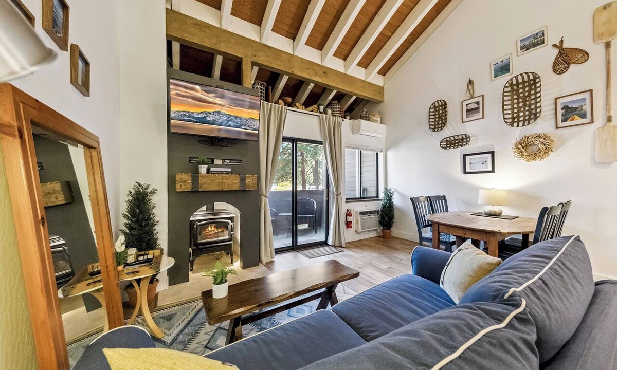 South Lake Tahoe Condo | Remodeled Tahoe Chic Studio: A/C, Hot Tub LLV322