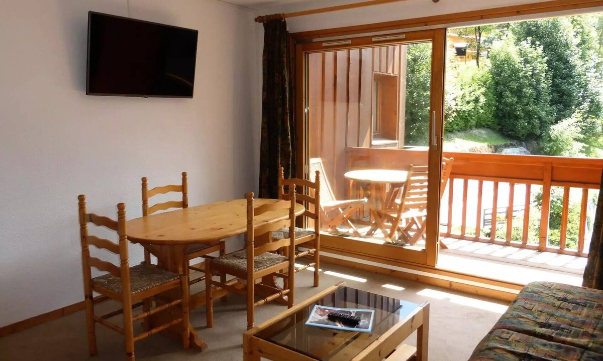 Meribel Centre Apartment | Residence Le Cristal - Apartment 2 rooms 4 people located in Méribel center with outdoor pool and close to shops