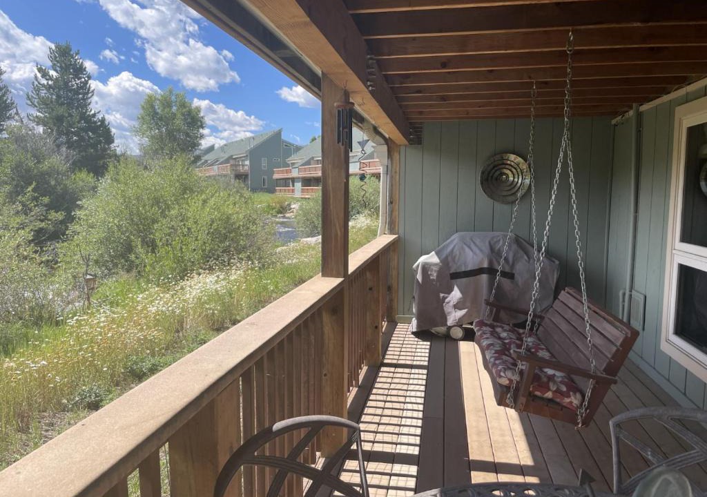 Fraser Apartment | Riverside Retreat in Funky Fraser on Train, Bike and Bus Routes