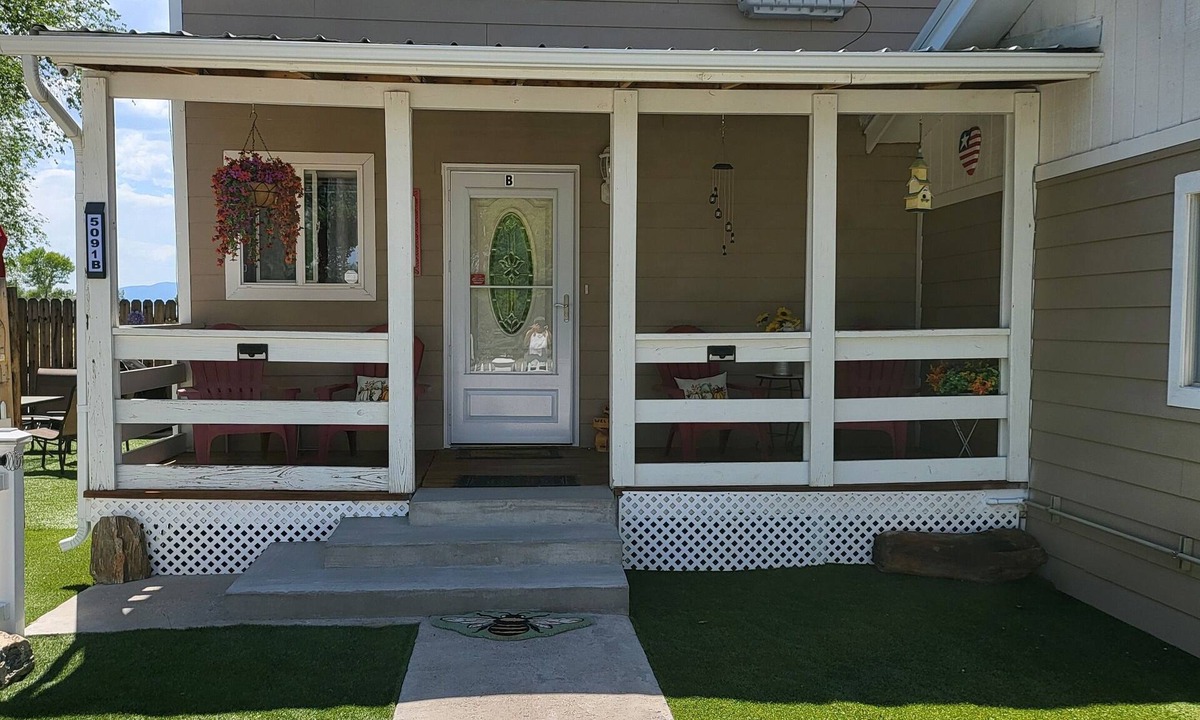 Alamosa House | Rocky Mountain Views, sleeps 6, all king beds & 2 living rooms, country setting