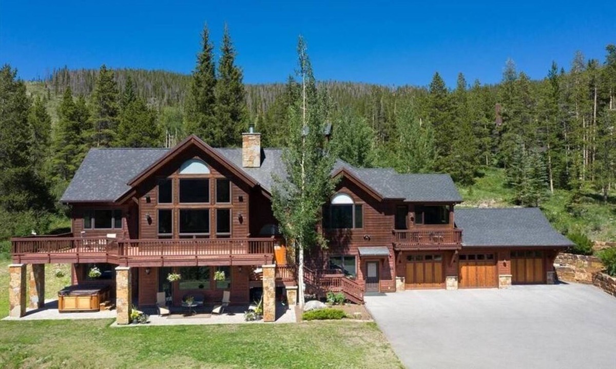 The Highlands House | Rounds Retreat: Stunning Views and Close to Town.