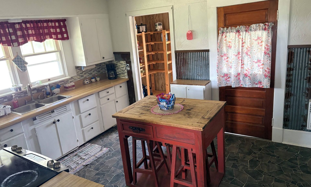 Garland House | Rustic working farm house in rural Girard, Kansas.