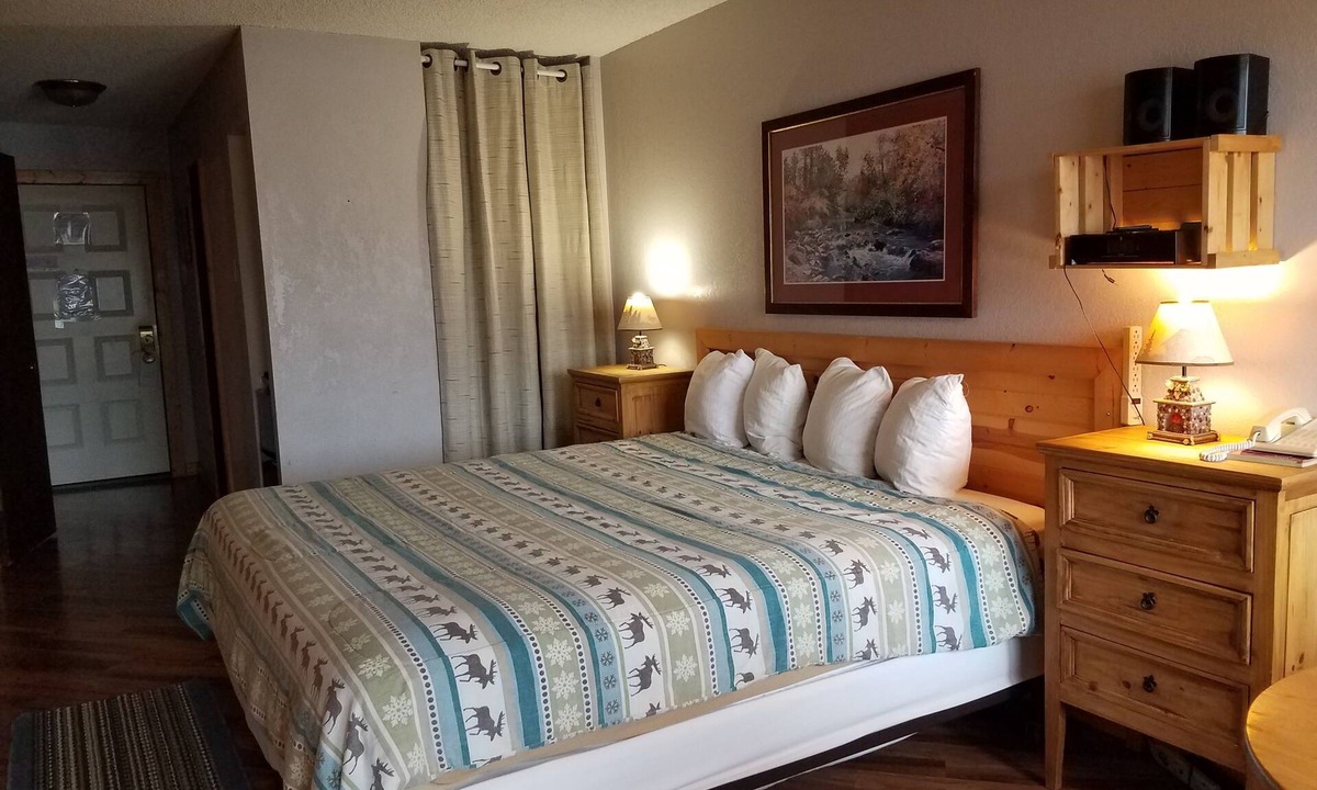 Grand Elk Ranch Hotel | Rustique Boutique Mountain Resort King Suite for 2 - Free WIFI