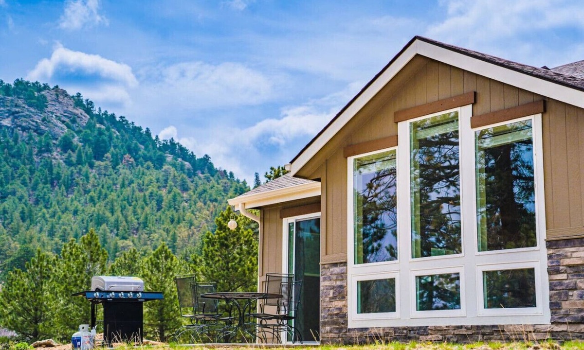 Estes Park Villa | Sale! Dogs OK! Views, King Bed, Near National Park