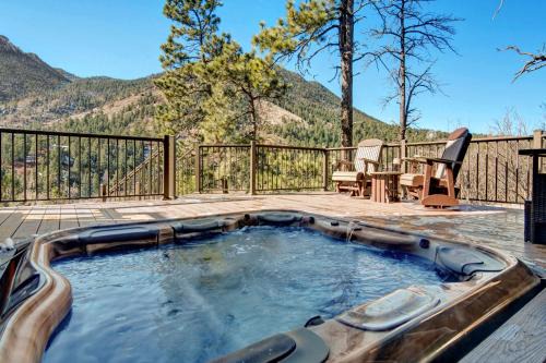Cascade House | Scenic 4BR Cabin with Hot Tub Sauna Sleeps 10