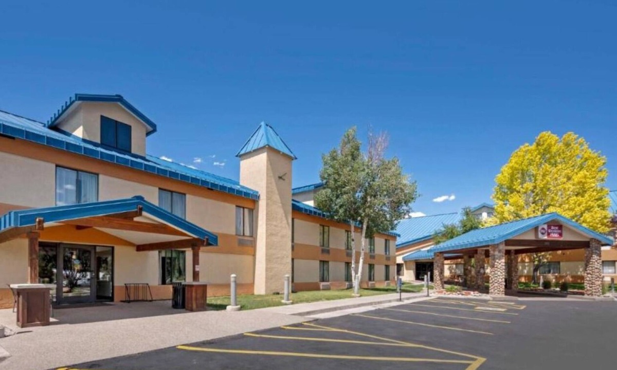 Eagle Hotel | Scenic King Bed Rooms Perfect for Couples Near Timberline Jeep Tours