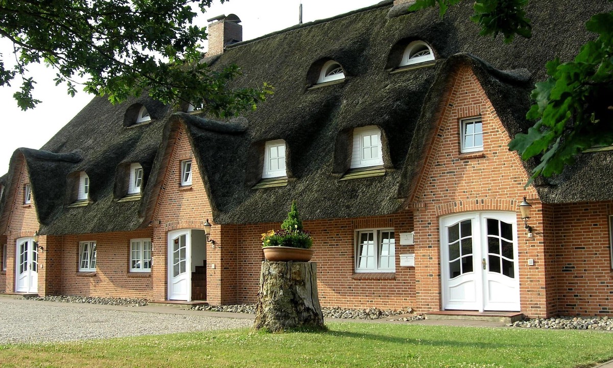 Busumer Deichhausen Apartment | Seeschlößchen Thatched Cottage, "Westmöwe" Vacation Rental, just 200 meters from the beach