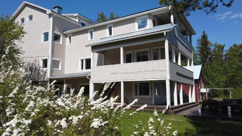 Luoto Hotel | Seitsemän sillan majatalo