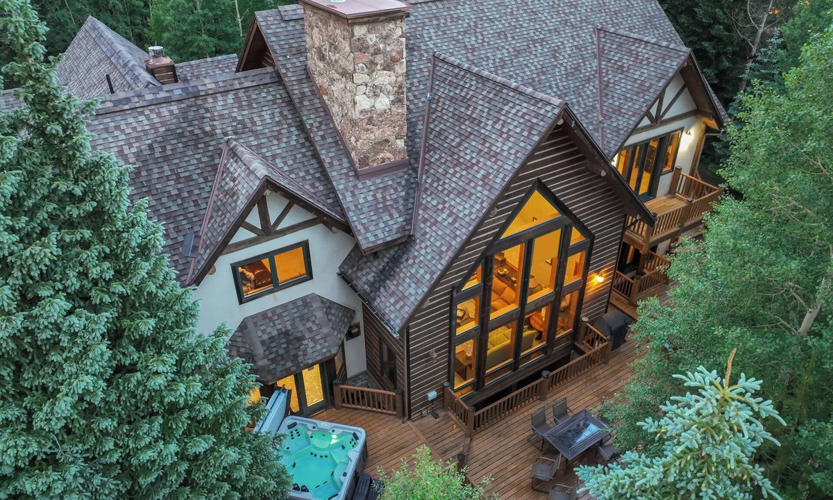 Sunbeam Estates House | Short walk to downtown, shuttle, hot tub, game room, walk to two parks!