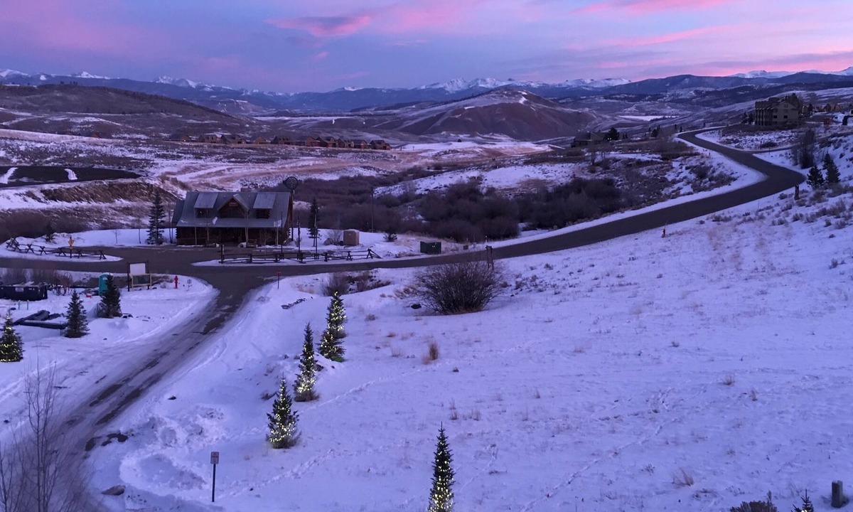 Silvercreek Condo | Ski In/Ski Out Top Floor Updated w Views-Ski Granby: Heated Parking Garage