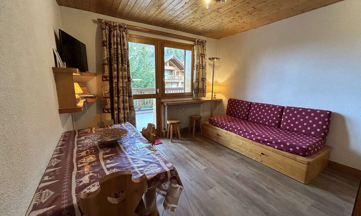 Meribel Apartment | Ski-In Studio for 2-4 People with Pool Access, 20m from Slopes, Méribel