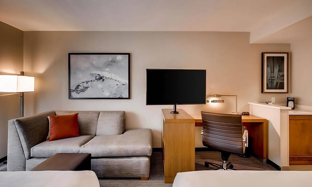 Mountain House Hotel | Ski-Season Mountain Comfort Near Keystone | Hot Tub, Gym, and Free Breakfast