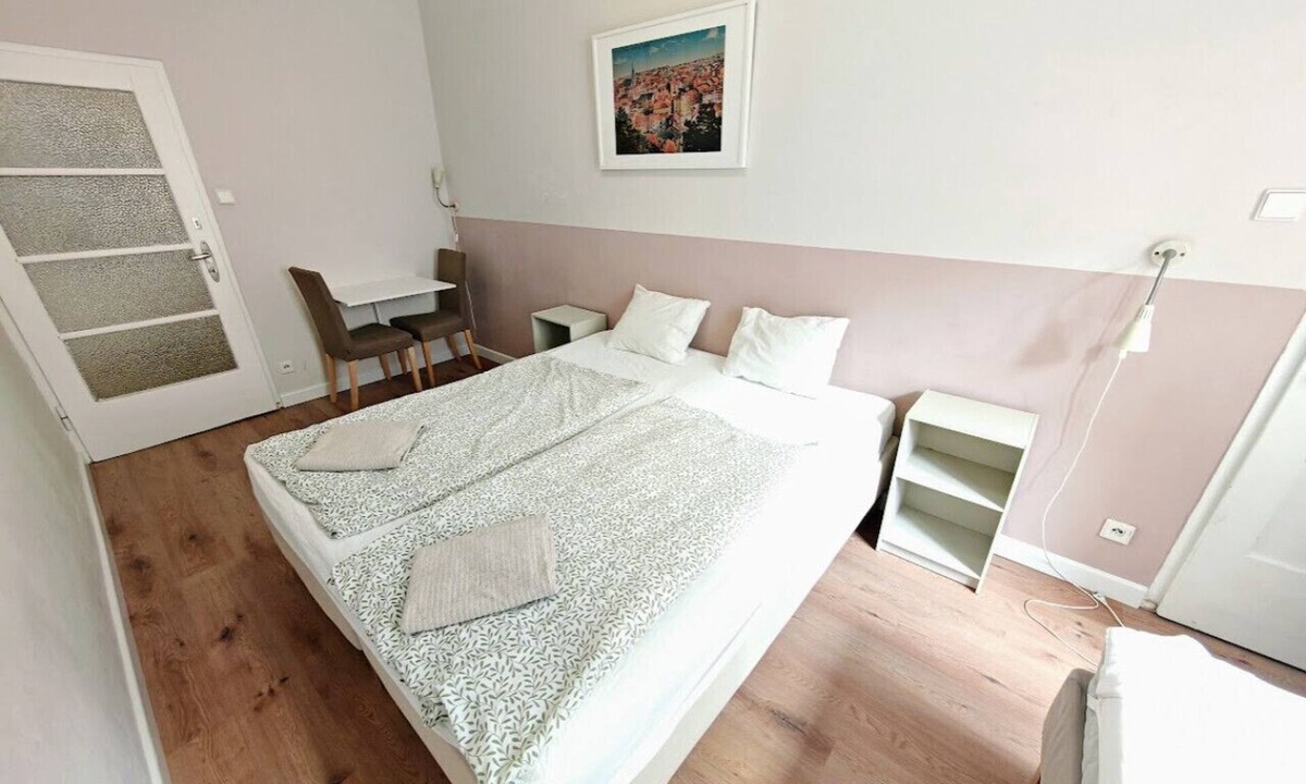 Zizkov Apartment | Sleeps 6 flat by tram Zizkov