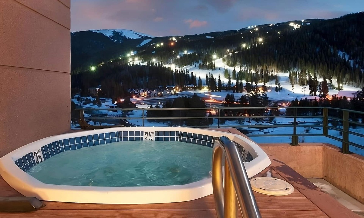 Mountain House Hotel | Snowy Mountain Stay Near Keystone | Pet-Friendly & Free Breakfast