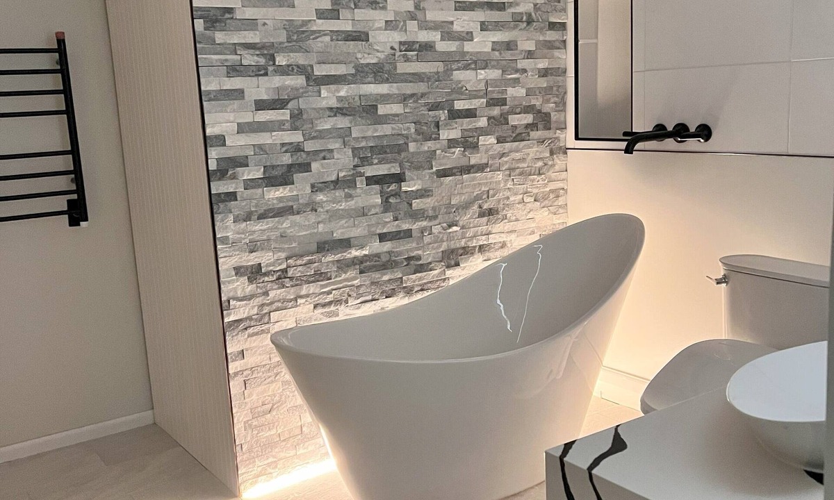 Aurora House | Soothing Soak, Modern Romantic Luxury Townhome!