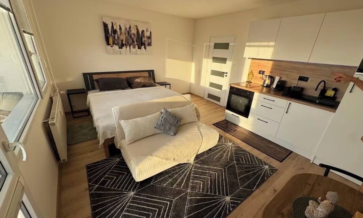 Kamyk Apartment | Soothing studio in the heart of charming Prague perfect for travelers