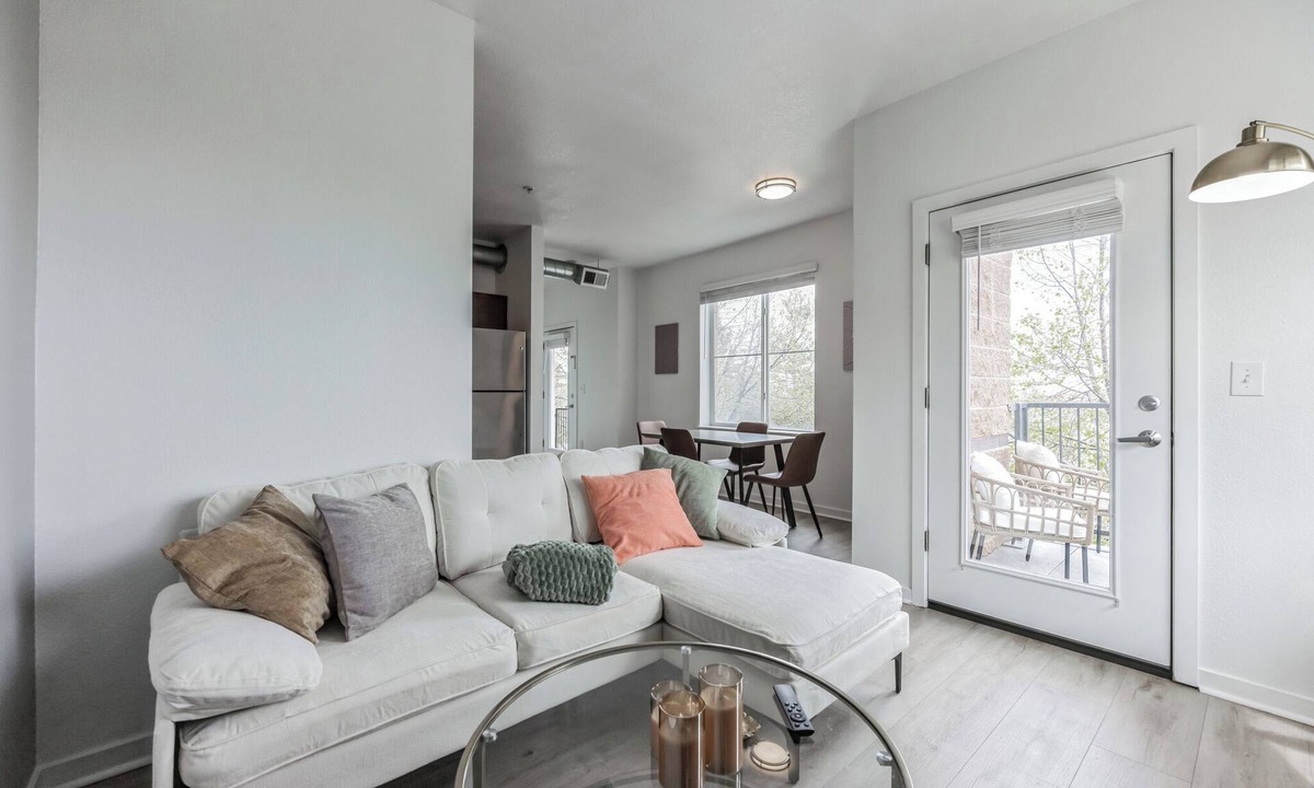 North Broadway - Holiday Apartment | Spacious 2 Story Apt, Gym, Garage, King Bed 208